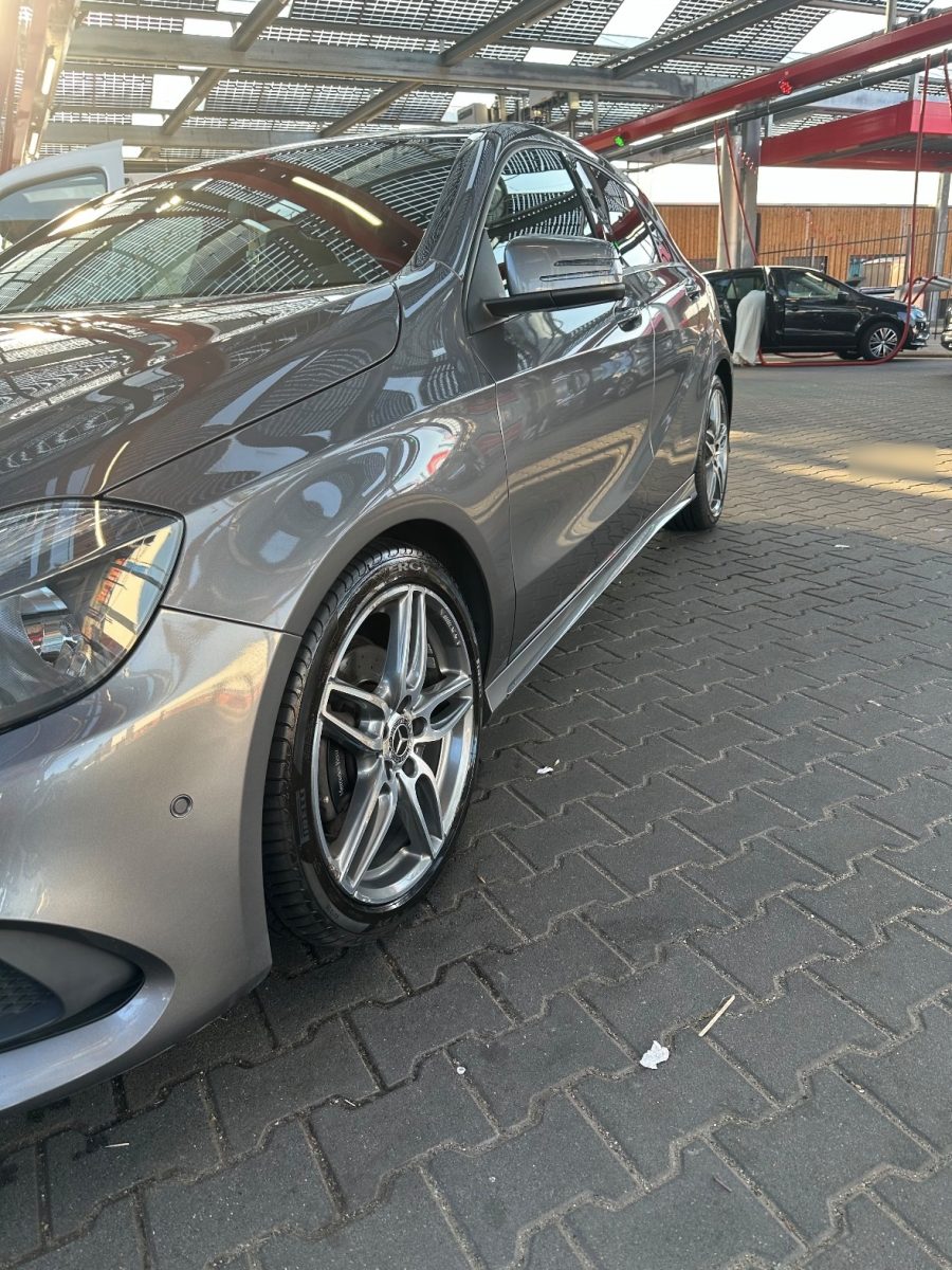 Gereinigde velg en banden na detailing