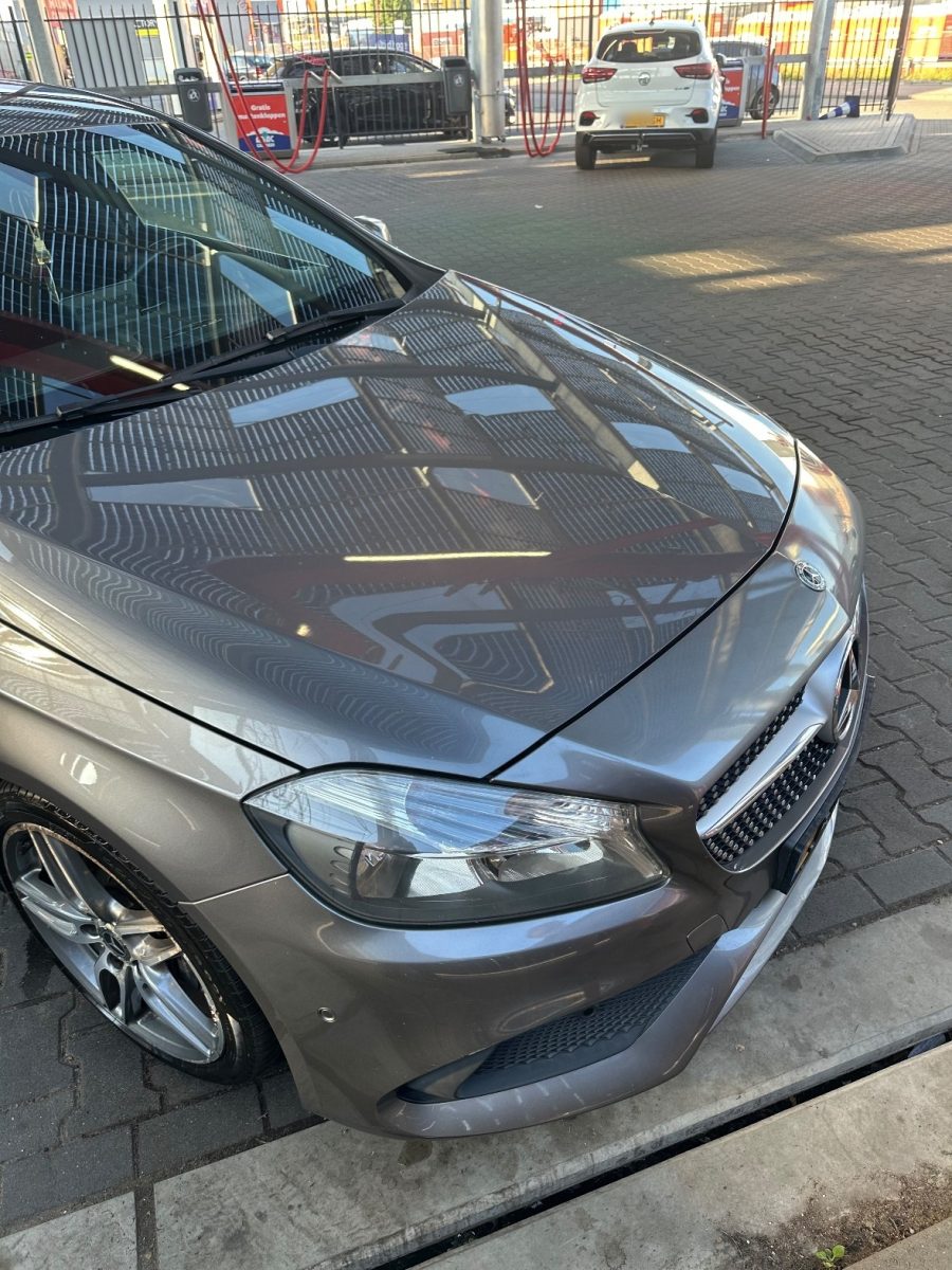 Front van een gedetailde Mercedes